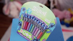 Bộ son dưỡng môi Stitch gồm 10 sản phẩm thành phần từ thực vật dành cho trẻ từ 3 tuổi trở lên.