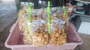 แคบไร้มันหมวยแคบหมู250g.แถมแคบหมูติดมัน150g.เซ็ทสุดคุ้ม กรอบสนั่น สดสะอาดถูกหลักอนามัย ทอดใหม่ไม่เหม็นหืน ใส่เหล็กจัดฟันทานง่าย เป็นสินค้าotopจ.บึงกาฬ ไม่อมน้ำมันปรุงรสกำลังดี