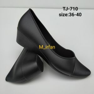 Sepatu Pantofel Wedges Hitam Wanita Pantofel Karet Jelly Fuhaha TJ-710