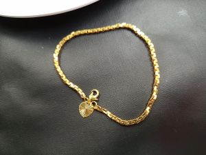 Gelang Rantai Emas Bentuk Kotak Minimalis