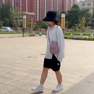 กระเป๋าสะพายข้างไนลอนสำหรับผู้หญิง มีหลายช่อง น้ำหนักเบา สายสะพายถอดได้ สีพื้น ปิดด้วยซิป