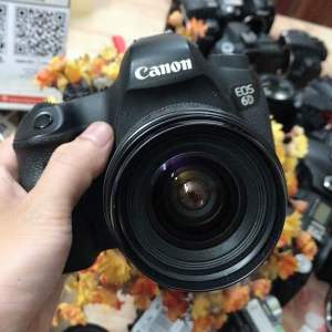 Máy ảnh Canon 6D và ống kính 28-80