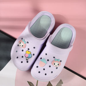 QZshop พร้อมส่งรองเท้าแฟชั่นแบบสวมหัวโต มีตัวติดลายการ์ตูน รองเท้าแตะหัวโตสีพื้นไม่พิมพ์ลายเรียบๆดูดี🥰 รองเท้าแตะแบบสวม แต่งรูเล็กระบายอากาศดี ใส่ได้ทุกโอกาส ยืนหนึ่ง👍