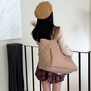 Travel Bag for Women Quilted Fitness Bag Large Capacity Overnight Bag Trendy Shoulder Bag Weekends Bag Top Handle Handbag