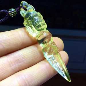 Superior natural crystal pendant. It can help people turn misfortune into good luck. Wearing it will bring you smoothness and peace of mind. It comes with a national inspection certificate so you can purchase it with confidence.