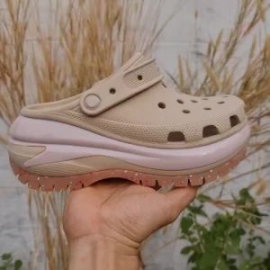 Crocs Mega Crush Clog (Buy1get free6Jibbitzs=150฿) Crocs shoes womens sandals womens chunky shoes womens high heels platform shoes 3 inches high soft sole.