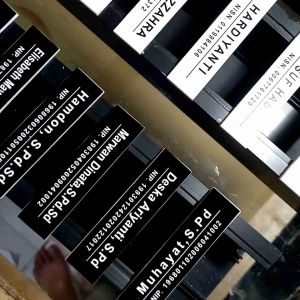 Nama Dada Grafir & Papan Nama Personalisasi