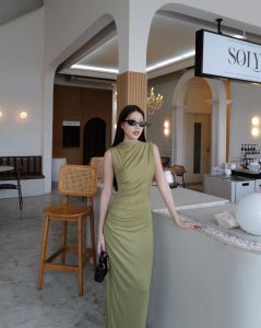 #9813 เดรสยาวคอชิดแขนกุด แต่งย่นไหล่และย่นตรงเอว ทำให้ชุดดูแพงไม่เรียบเกินไป เก๋สุดๆ เนื้อผ้ายืดได้เยอะมาก ผ้าช่วงบนทบ2ชั้น  ONLY INTUON