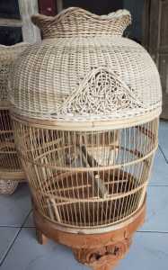 Sangkar Perkutut Anyaman Rotan Kombinasi Tebok Kaki Ukir Tebok Lepas Mentahan/Natural