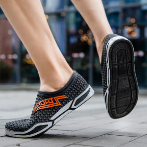 LKShoes มาใหม่ รองเท้าแตะแฟชั่นผู้ชายดีไซน์ใหม่กำลังฮิตในหมู่วัยรุ่น ทรงสวมผ้าใบ วัสดุยางทั้งตัวใส่ลุยน้ำหน้าในได้เลย เช็ดล้างทำความสะอาดง่ายแถมลายสุดเท่