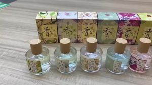 Nước hoa lều lê ngỗng Xiaocheng Yixiang cho nam và nữ phong cách cổ điển sinh viên xu hướng quốc gia bán buôn nước hoa mặt hàng hot trên mạng phát trực tiếp