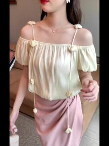 AMMIN เสื้อชีฟองดีไซน์ตัวยึดดอกไม้สามมิติแนวหวานๆคอสายยืดหยุ่นใหม่สำหรับฤดูร้อนปี2024แฟชั่นของผู้หญิงเสื้อสตรีแขนแขนสั้นทรงโคมไฟเปิดไหล่