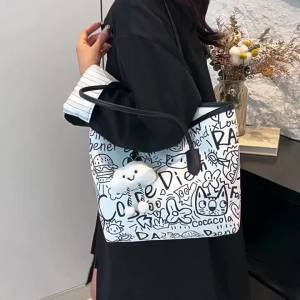 Túi xách graffiti thiết kế độc đáo dành cho nữ 2026 Túi đeo vai mùa xuân mới kiểu dáng giản dị dung tích lớn có thể đeo dưới nách.