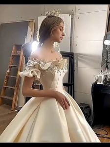 Gaun Pengantin A Satin 2024: Simpel Lengan Pendek Sabrina Bunga