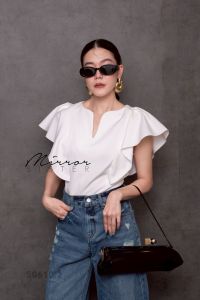 เสื้อตัวเก๋ ใส่สวยเลยแบบไม่ต้องพยายาม...โดดเด่นดูดีมีเทส!  ดีเทลสวย คอทรงY แขนจับระบาย2ข้างสวยมาก เนื้อผ้าขึ้นทรงสวย ใส่แมชกับอะไรก็Completeลุค เก๋ตะโกน…Must Have!!!  ✔️ซิปข้าง  🌈3สี : แดง ขาว น้ำตาล