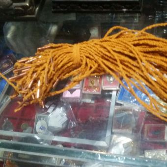 รูปจากผู้ขายบน Lazada: ตะกรุดชายจีวรหลวงพ่อคูณวัดบ้านไร่ปี33-34 จำนวน1เส้นขนาดความยาว12นิ้ว รับประกันแท้จากวัด ตั้งราคา ฿126 ขายแล้ว 130 ชิ้น