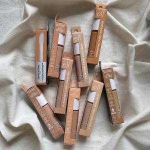 elf Hydrating Camo Concealer Kem Che Khuyết Điểm Dưỡng Ẩm Độ Che Phủ Cao Hiệu Ứng Mịn Mượt. - Chất kem mềm mịn dễ tán: Kết cấu dạng lỏng giúp sản phẩm dễ tán đều và tiệp vào da phù hợp sử dụng trên nhiều vùng khác nhau của gương mặt.