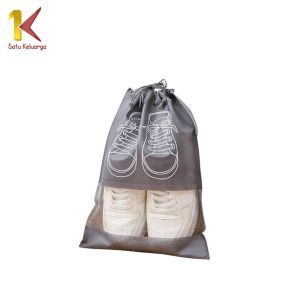 Satu Keluarga Tas Serut Sepatu Shoes Bag C1230 Tas Penyimpanan Sepatu Sandal Anti Debu Serbaguna