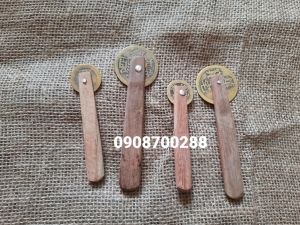 Đồng tiềƞ cạo gió có tay cầm cán gỗ
