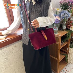Elegant Womens Leather Crossbody Bag with Adjustable Strap Large Handbag for Casual Outings and Shopping