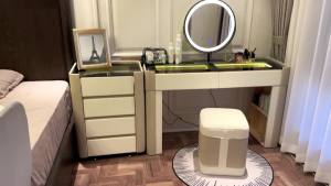 2026 light luxury all solid wood dressing table bedroom high-end feeling bedside storage cabinet makeup table bucket cabinet integrated makeup table