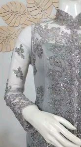 Atasan Kebaya Pesta Free Longtorso: Desain dan Tips\\n\\n Apa Itu Atasan Kebaya Pesta?\\n\\nAtasan kebaya pesta adalah bagian atas dari gaun kebaya yang dikenakan pada acara-acara formal atau pesta. Kebaya pesta modern hadir dengan berbagai desain yang unik dan elegan, memadukan tradisi Indonesia dengan sentuhan kontemporer. Salah satu jenis atasan kebaya pesta yang populer adalah free longtorso, yang menawarkan kenyamanan dan fleksibilitas bagi penggunanya.\\n\\n Keunikan Desain Kebaya Pesta Modern\\n\\nKebaya pesta modern memiliki banyak keunikan dalam desainnya, seperti penggunaan bahan-bahan berkualitas tinggi, aksen bordir atau hiasan emas, dan detail-detail yang menambah kesan elegan. Selain itu, atasan kebaya pesta free longtorso juga memungkinkan penggunanya untuk memadukan dengan berbagai bawahan, sehingga memberikan variasi penampilan yang lebih banyak.\\n\\n Fungsi Atasan Kebaya Pesta Free Longtorso\\n\\nAtasan kebaya pesta free longtorso memiliki fungsi utama untuk memberikan kenyamanan dan fleksibilitas bagi penggunanya. Dengan desain free longtorso, pengguna dapat dengan mudah memadukan atasan kebaya pesta dengan berbagai bawahan, seperti rok panjang, celana, atau gaun pendek. Selain itu, atasan kebaya pesta free longtorso juga dapat digunakan untuk berbagai acara formal atau pesta, baik itu acara indoor maupun outdoor.\\n\\n Bagaimana Memilih Atasan Kebaya Pesta?\\n\\nMemilih atasan kebaya pesta yang tepat sangat penting untuk menunjang penampilan Anda pada acara-acara formal atau pesta. Berikut adalah beberapa pertimbangan yang perlu Anda perhatikan saat memilih atasan kebaya pesta:\\n\\n Pertimbangan Model Atasan Kebaya Pesta Wanita\\n\\nModel atasan kebaya pesta wanita sangat beragam, mulai dari model sederhana hingga model yang lebih mewah dan elegan. Beberapa pertimbangan yang perlu Anda perhatikan saat memilih model atasan kebaya pesta wanita antara lain:\\n\\n- Kualitas bahan: Pastikan atasan kebaya pesta yang Anda pilih terbuat dari bahan berkualitas tinggi, seperti sutra atau katun.\n- Detail desain: Perhatikan detail desain pada atasan kebaya pesta, seperti bordir, hiasan emas, atau aksen lainnya yang dapat menambah kesan elegan.\n- Model dan bentuk: Pilih model dan bentuk atasan kebaya pesta yang sesuai dengan bentuk tubuh Anda dan acara yang akan Anda hadiri.\\n\\n Tips Memilih Atasan Kebaya Pesta Sesuai Bentuk Tubuh\\n\\nMemilih atasan kebaya pesta yang sesuai dengan bentuk tubuh Anda dapat membantu menunjang penampilan Anda menjadi lebih elegan dan menarik. Berikut adalah beberapa tips memilih atasan kebaya pesta sesuai bentuk tubuh:\\n\\n- Untuk tubuh kurus, pilih atasan kebaya pesta dengan model yang lebih lebar atau memiliki detail tambahan seperti hiasan emas atau bordir.\\n- Untuk tubuh gemuk, pilih atasan kebaya pesta dengan model yang lebih sederhana dan tidak memiliki terlalu banyak detail tambahan.\\n- Untuk tubuh berisi, pilih atasan kebaya pesta dengan model yang lebih ketat dan memiliki detail tambahan seperti aksen ruffle atau hiasan emas.\\n\\n Cara Mengenakan Atasan Kebaya Pesta\\n\\nSetelah memilih atasan kebaya pesta yang tepat, langkah selanjutnya adalah mengenakannya dengan benar. Berikut adalah beberapa tips mengenakan atasan kebaya pesta:\\n\\n Padu-Padan dengan Bawahan yang Tepat\\n\\nAtasan kebaya pesta free longtorso dapat dipadukan dengan berbagai bawahan, seperti rok panjang, celana, atau gaun pendek. Pastikan padu-padan antara atasan dan bawahan sesuai dengan acara yang akan Anda hadiri dan penampilan yang ingin Anda tunjukkan.\\n\\n Aksesoris yang Cocok untuk Atasan Kebaya Pesta\\n\\nAksesoris dapat menambah kesan elegan pada penampilan Anda saat mengenakan atasan kebaya pesta. Beberapa aksesoris yang cocok untuk atasan kebaya pesta antara lain:\\n\\n- Anting-anting: Pilih anting-anting yang sesuai dengan acara yang akan Anda hadiri dan penampilan yang ingin Anda tunjukkan.\\n- Kalung: Kalung dapat menambah kesan elegan pada penampilan Anda saat mengenakan atasan kebaya pesta.\\n- Tas: Pilih tas yang sesuai dengan acara yang akan Anda hadiri dan penampilan yang ingin Anda tunjukkan.\\n\\nDengan memperhatikan tips-tips di atas, Anda dapat mengenakan atasan kebaya pesta free longtorso dengan benar dan menunjang penampilan Anda menjadi lebih elegan dan menarik.\"\n}