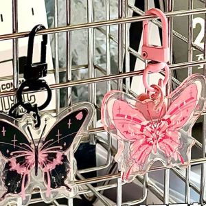 DAN S สร้างสรรค์และสร้างสรรค์ พวงกุญแจรูปผีเสื้อ น่ารักน่ารักๆ ตลกๆ พวงกุญแจอะคริลิค น่ารักมากๆ สีชมพูอมชมพู Y2K ผีเสื้อตุ้มห้อย ตกแต่งกระเป๋าเป้สะพายหลัง