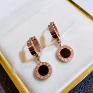 Aksesoris Perhiasan Wanita: Anting Titanium Model Terbaru & Anting Clover Black