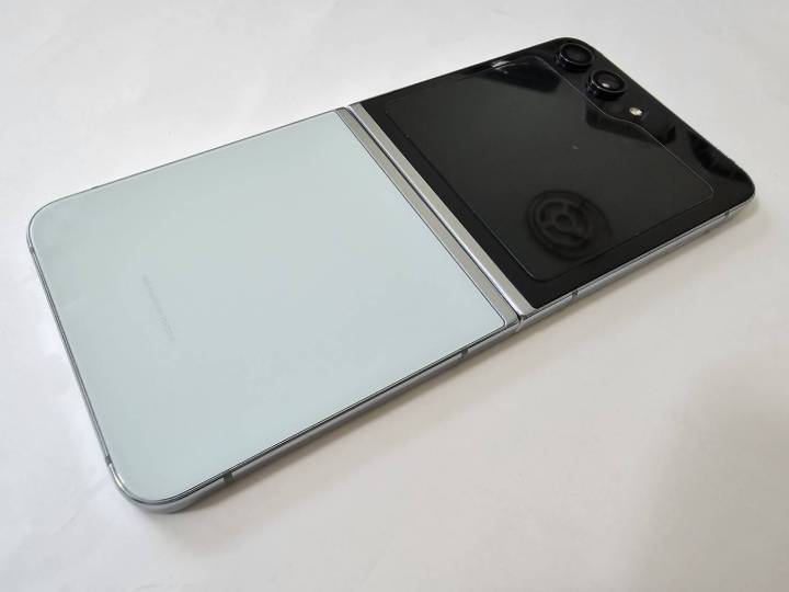Samsung%20Z%20Flip5/6%20Ram8/12GB/Rom256/512GB%20(Used)%20%E0%B8%A1%E0%B8%B7%E0%B8%AD2%20-%20Image%203