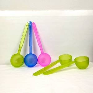 กระบวยตักน้ำ ขนาด 21ซม. คละสี รุ่น S.R.T แพ็ค 12 ด้าม กระบวยพลาสติก พลาสติกสีสดใส ทันสมัย