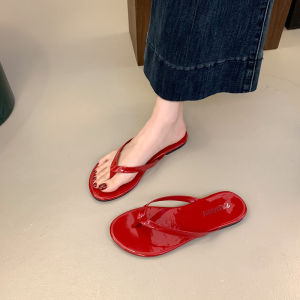 Free Shipping Stylish And Minimalist Flip-Flops For Women Perfect For Summer Wear Featuring A New Design With A Subtle-Inspired Aesthetic And A Flat Sole Ideal For The Beach