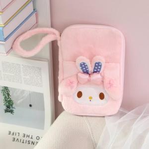 โลกสีชมพูของ My Melody! กระเป๋า Pouch ขนฟู สีชมพู น่ารัก ใช้ใส่ เครื่องสำอาง หรือ บัตรเครดิต/เงิน ก็ได้ สินค้าใหม่ คุณภาพดี แฟนคลับต้องเก็บ! ขนาด 21×13.5×1 cm