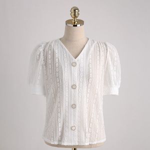 Fomi 🌹เสื้อแฟชั่นคอวีแขนสั้น แต่งกระดุม ลายลูกไม้ทั้งตัว 🌷 สีพื้น 🖤🤍ผ้าเนื้อนิ่มเด่งสวมใส่สบายไม่ร้อน 💐😘🛍️