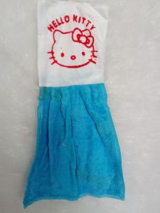 Serbet Kain Microfiber Hello Kitty Gantung Berwarna-warni dengan Desain Karakter Hello Kitty di Bagian Atas.