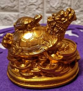 เต่ามังกรแบกลูก 1 คู่ สัญลักษณ์ของความแข็งแกร่ง อายุยืน ความสำเร็จ และความเจริญรุ่งเรือง ยิ่งในด้านการเงิน รวมทั้งโชคลาภ