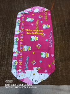 Urung sarung guling hello kitty resleting obras buat isian kapuk kain katun tebal halus tidak kaku
