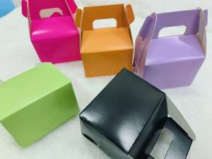 🍒แบบใหม่🍒 กล่องของขวัญ ของชำร่วย ใส่ลูกอม แบบหูจับ ขนาด 5*5*7 ซม.