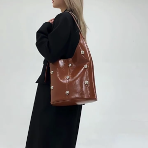 Thanh lịch Slouchy Túi đeo vai có khóa cho phụ nữ đinh tán hạt Studded chất liệu da PU nách túi xách với nội thất rộng rãi