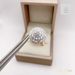 แหวนเพขรหน้ากว้างทรงกลมไล่ระดับเพชรเรียงกระจุกกลม หน้ากว้างประมาณเหรียญบาท ปรับขนาดได้