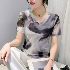 Yimei Châu Âu Station 2025 trang phục mùa hè Áo Thun Tay Ngắn Lưới Cổ Chữ V khí chất mới cho nữ ôm vừa Retro áo in hình