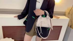 Cross-border womens retro casual black shoulder bag versatile crossbody bag stylish commuter messenger bag