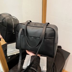 ADDO จุได้มาก กระเป๋าสะพายไหล่แบบสั้น หนังพียู พร้อมจี้ กระเป๋าโท้ท กระเป๋า Crossbody สำหรับผู้หญิง