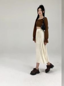 Ammin กระโปรงทรงเออัดแน่นแบบอัดย้อย2024เอวสูงสำหรับฤดูใบไม้ผลิสำหรับผู้หญิงกระโปรงยาวปานกลางเอวสูงสไตล์เกาหลี