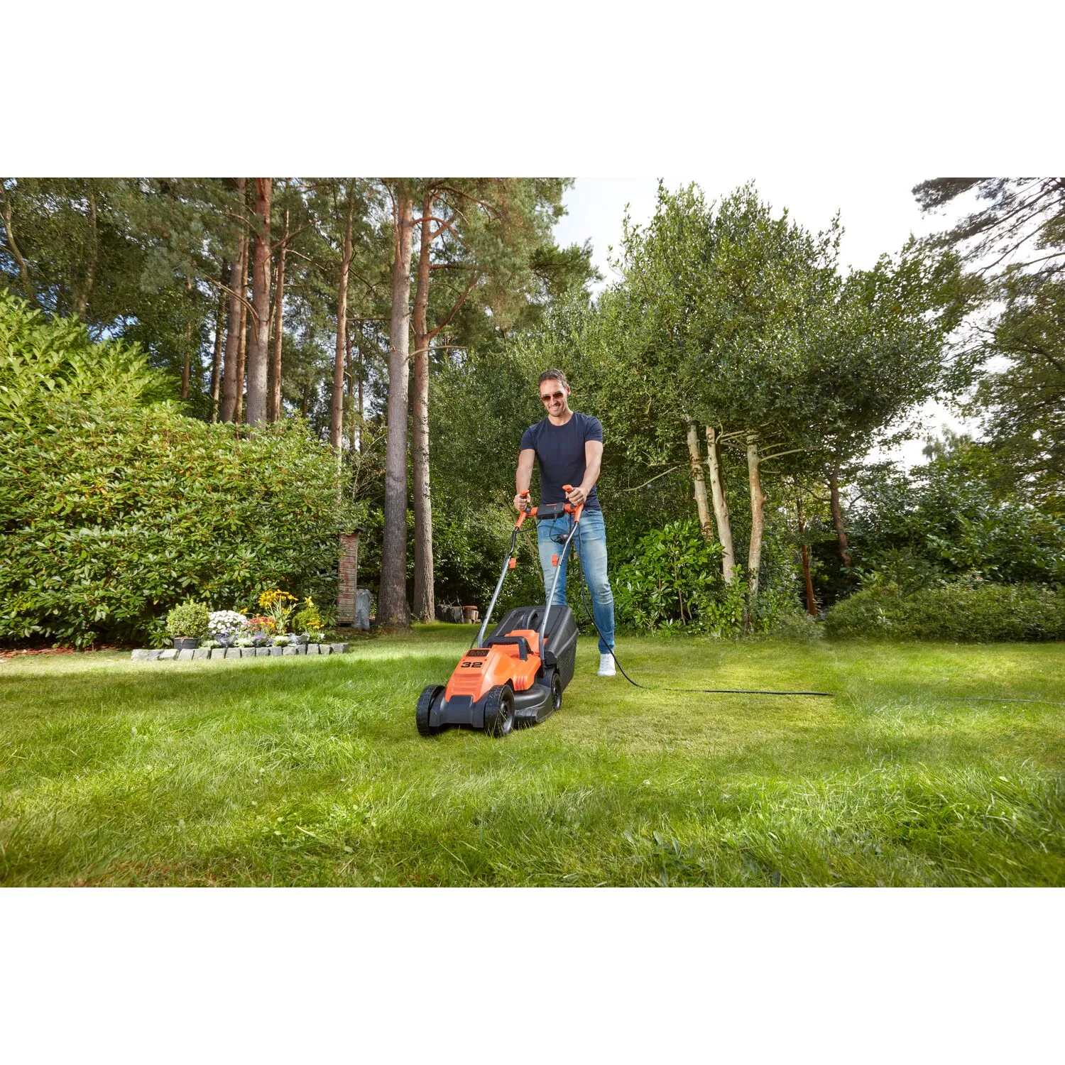 Black & Decker รถตัดหญ้าไฟฟ้า กำลัง 1200 วัตต์ หน้ากว้าง 32 ซม. รุ่น BEMW451BH-B1