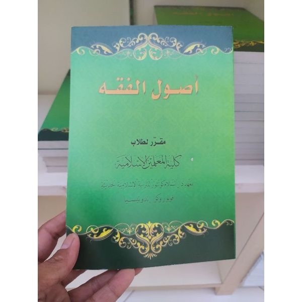 Men uning xorozini ushlab, harakat qila boshlayman.