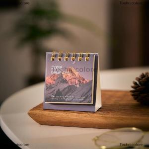 [COD] Technicolore 2026ปฏิทินขนาดเล็กเครื่องใช้สำนักงานอุปกรณ์การเรียนอย่างสร้างสรรค์ภาพทิวทัศน์ย้อนยุคปฏิทินแผนงานอุปกรณ์ตกแต่งโต๊ะของขวัญ