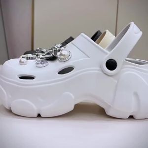 [Free Shipping] 2025 New Cartoon Bear Clogs for Women Summer Outdoor Fashionable Thick-Soled Height-Increasing Beach Closed-Toe Slippers