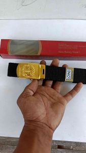 Sabuk Gesper TNI AD Non Brasso Loind Rol\\n\\n Apa Itu Sabuk Gesper TNI AD?\\n\\nSabuk Gesper TNI AD adalah aksesori militer yang digunakan oleh Angkatan Darat TNI (Tentara Nasional Indonesia). Sabuk ini memiliki fungsi penting dalam penampilan dan operasional personel militer. Dalam artikel ini, kita akan membahas tentang Sabuk Gesper TNI AD Non Brasso Loind Rol, termasuk sejarah, fungsi, cara penggunaan, dan keuntungan menggunakan sabuk ini.\\n\\n Sejarah Sabuk Gesper TNI AD\\n\\nSabuk Gesper TNI AD telah digunakan sejak awal pembentukan Angkatan Darat TNI pada tahun 1945. Sabuk ini telah melalui berbagai perubahan dan evolusi seiring dengan perkembangan teknologi dan kebutuhan militer. Sabuk Gesper TNI AD Non Brasso Loind Rol merupakan salah satu variasi sabuk yang digunakan oleh personel militer.\\n\\n Fungsi Sabuk Gesper TNI AD\\n\\nSabuk Gesper TNI AD memiliki beberapa fungsi penting, di antaranya:\\n\\n- Menyediakan tempat untuk menempatkan dan menyimpan aksesori militer lainnya, seperti pistol, pisau, dan alat komunikasi.\\n- Memberikan penampilan yang rapi dan profesional bagi personel militer.\\n- Meningkatkan kenyamanan dan mobilitas personel militer saat beroperasi di lapangan.\\n\\n Bagaimana Menggunakan Sabuk Gesper TNI AD?\\n\\nUntuk menggunakan Sabuk Gesper TNI AD Non Brasso Loind Rol, ada beberapa hal yang perlu diperhatikan:\\n\\n Cara Memilih Sabuk Gesper TNI AD\\n\\nSaat memilih Sabuk Gesper TNI AD Non Brasso Loind Rol, pastikan untuk mempertimbangkan faktor-faktor berikut:\\n\\n- Kualitas bahan: Pilih sabuk yang terbuat dari bahan berkualitas tinggi untuk daya tahan dan kenyamanan yang lebih baik.\\n- Ukuran: Pastikan sabuk memiliki ukuran yang pas dengan tubuh Anda.\\n- Desain: Pilih desain yang sesuai dengan kebutuhan dan preferensi Anda.\\n\\n Cara Memakai Sabuk Gesper TNI AD\\n\\nBerikut adalah langkah-langkah untuk memakai Sabuk Gesper TNI AD Non Brasso Loind Rol:\\n\\n1. Pastikan Anda telah memilih sabuk dengan ukuran yang tepat.\\n2. Tempatkan sabuk di sekitar pinggang Anda dan tarik kedua ujung sabuk ke depan.\\n3. Hubungkan kedua ujung sabuk menggunakan gesper atau kait.\\n4. Atur panjang sabuk sesuai dengan kenyamanan Anda.\\n\\n Keuntungan Menggunakan Sabuk Gesper TNI AD Non Brasso Loind Rol\\n\\nAda beberapa keuntungan menggunakan Sabuk Gesper TNI AD Non Brasso Loind Rol, di antaranya:\\n\\n Kelebihan Sabuk Gesper TNI AD Non Brasso Loind Rol\\n\\nSabuk Gesper TNI AD Non Brasso Loind Rol memiliki beberapa kelebihan, di antaranya:\\n\\n- Kualitas bahan yang lebih baik, sehingga lebih tahan lama dan nyaman digunakan.\\n- Desain yang lebih ergonomis, sehingga meningkatkan kenyamanan pengguna.\\n- Lebih mudah dibersihkan dan dirawat.\\n\\n Keunggulan Sabuk Gesper TNI AD Non Brasso Loind Rol\\n\\nSabuk Gesper TNI AD Non Brasso Loind Rol juga memiliki beberapa keunggulan, di antaranya:\\n\\n- Cocok untuk digunakan dalam berbagai situasi, baik operasional maupun non-operasional.\\n- Dapat digunakan oleh personel militer dengan berbagai ukuran tubuh.\\n- Memiliki daya tahan yang lebih baik dibandingkan dengan sabuk lainnya.\\n\\n Aksesori Militer Lainnya yang Kompatibel dengan Sabuk Gesper TNI AD\\n\\nAda beberapa aksesori militer lainnya yang kompatibel dengan Sabuk Gesper TNI AD Non Brasso Loind Rol, di antaranya:\\n\\n Sabuk Rol TNI AD\\n\\nSabuk Rol TNI AD adalah aksesori militer yang sering digunakan bersama dengan Sabuk Gesper TNI AD Non Brasso Loind Rol. Sabuk Rol TNI AD memiliki fungsi untuk menambah panjang sabuk jika diperlukan.\\n\\n Aksesoris TNI AD\\n\\nAda banyak aksesori militer lainnya yang dapat dipasangkan dengan Sabuk Gesper TNI AD Non Brasso Loind Rol, seperti pistol, pisau, dan alat komunikasi.\\n\\n Sabuk Non Brasso\\n\\nSabuk Non Brasso adalah jenis sabuk yang tidak memiliki brasso atau emblemen. Sabuk ini cocok untuk digunakan dalam situasi non-operasional atau ketika personel militer tidak ingin menunjukkan identitas mereka sebagai anggota TNI AD.\\n\\nDengan memahami informasi di atas, Anda dapat memilih dan menggunakan Sabuk Gesper TNI AD Non Brasso Loind Rol dengan benar dan maksimal. Pastikan untuk selalu menjaga kualitas dan kebersihan sabuk Anda agar tetap tampil rapi dan profesional.\n}