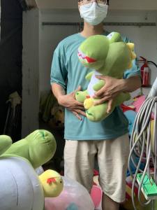 Gấu bông khủng long có con gà dễ thương