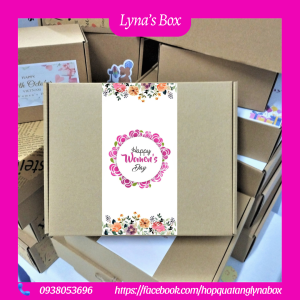 Hộp quà tặng chúc mừng ngày Phụ nữ Việt Nam 20/10 (8.3) tặng người yêu thương giấy kraft kèm thiệp và rơm lót. Nhận thiết kế.